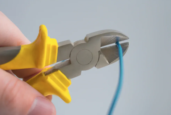 柔軟な電気導管を切断する方法は？